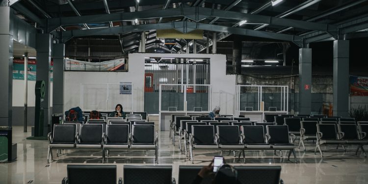 Flights Cancelled as Israeli Strikes Force Middle East Airspace Shutdown