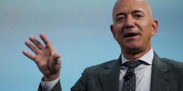 Bezos Moves Wedding After Venice Protests