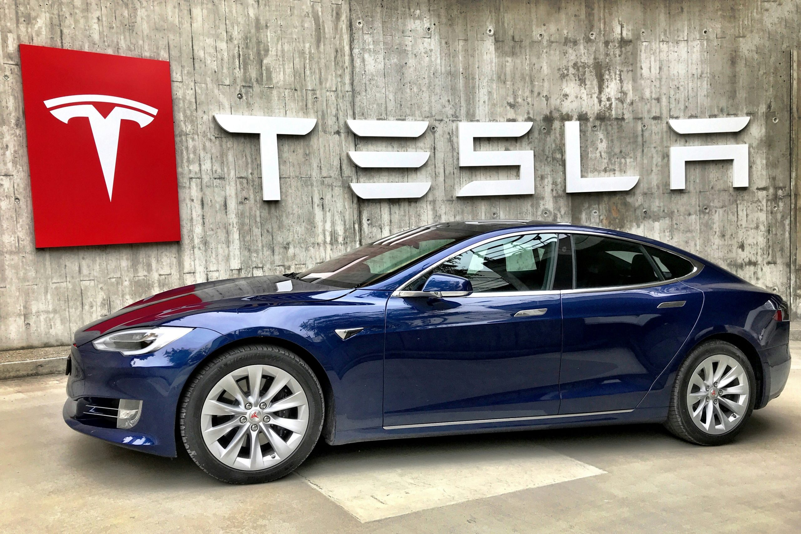 US Regulators Probe Tesla's Erratic Robotaxis
