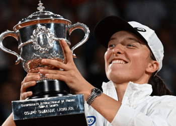 Swiatek Destroys Anisimova to Win Maiden Wimbledon Title in Historic Fashion