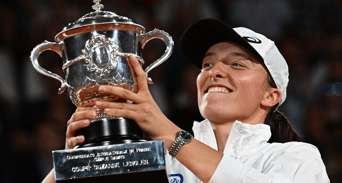 Swiatek Destroys Anisimova to Win Maiden Wimbledon Title in Historic Fashion