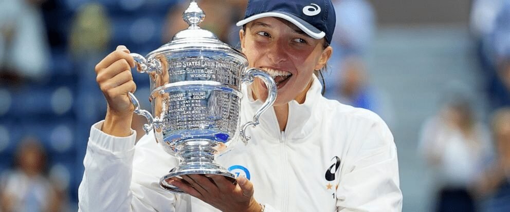 Swiatek Destroys Anisimova to Win Maiden Wimbledon Title in Historic Fashion