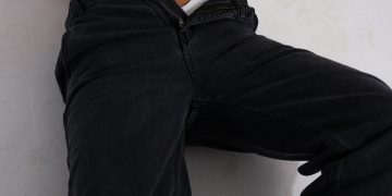 The Unbuttoned Jeans Trend Explained and How to Pull It Off