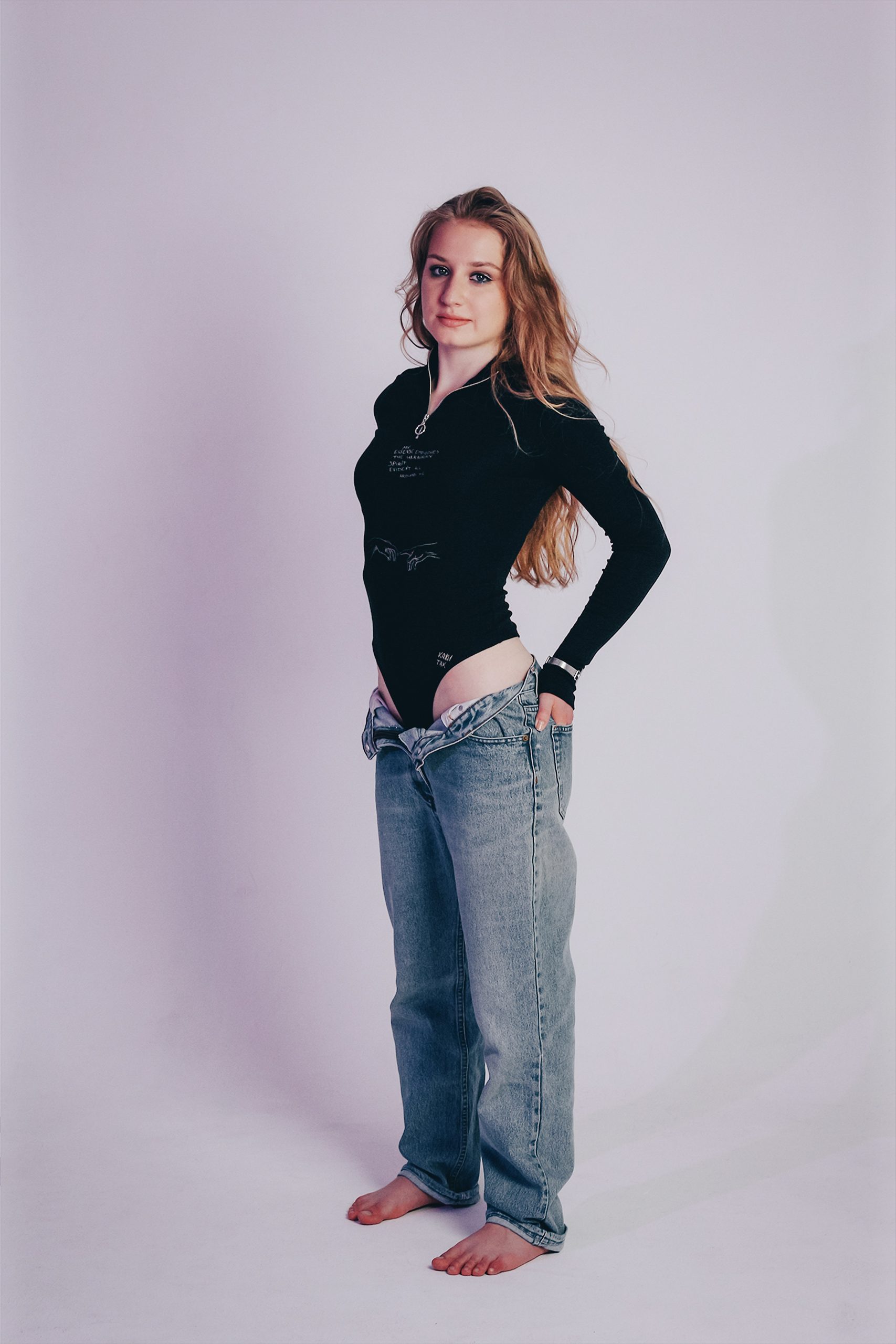 The Unbuttoned Jeans Trend Explained and How to Pull It Off