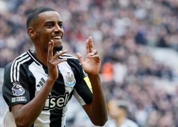 Howe Insists Isak Is Still Newcastle's Player Despite Liverpool Rumors