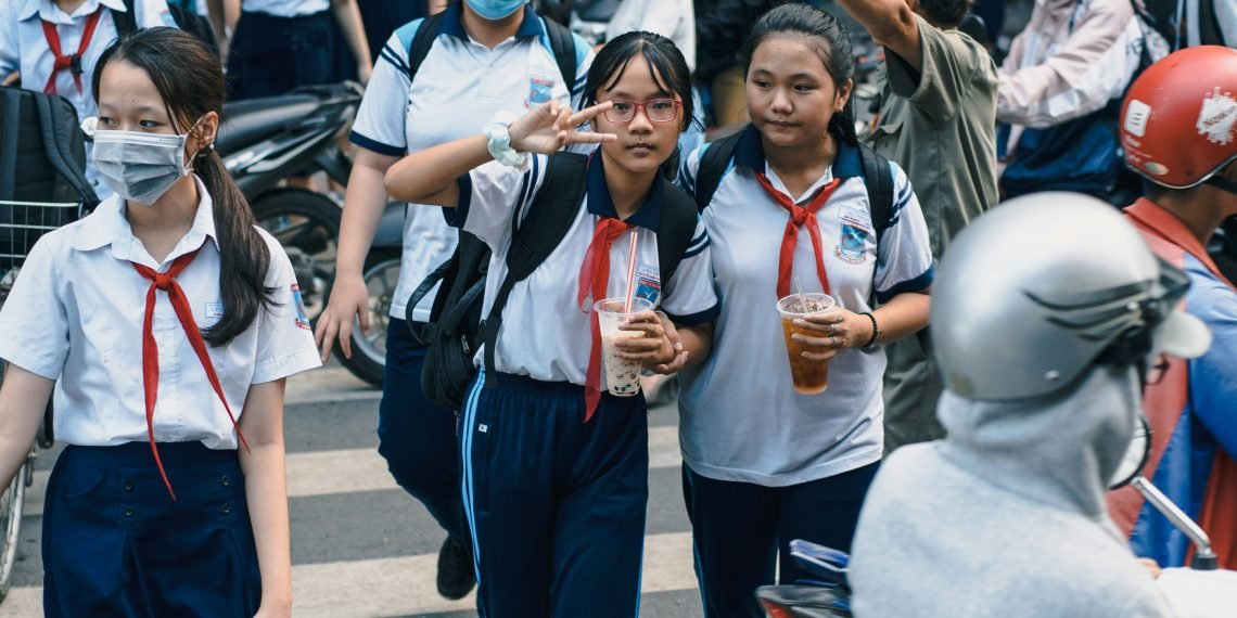 Chinese Students Pressured to Spy on Classmates at UK Universities, Report Reveals