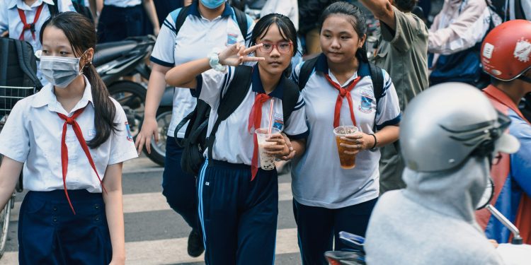 Chinese Students Pressured to Spy on Classmates at UK Universities, Report Reveals