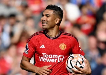 Fernandes and Casemiro Fire 10-Man United Past Chelsea in Fiery Clash