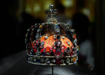 Louvre Evacuates Jewels to Bank After Security Failure