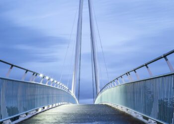 World’s Tallest Bridge in China Opens Glass Café 2,600 Feet in the Air