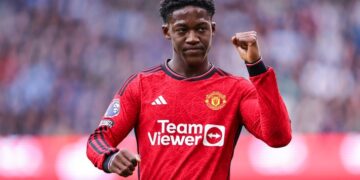 Roy​‍​‌‍​‍‌ Keane Slams Kobbie Mainoo’s Brother Over 'Free Kobbie' T-Shirt as Midfielder is Put in a Difficult Situation at United