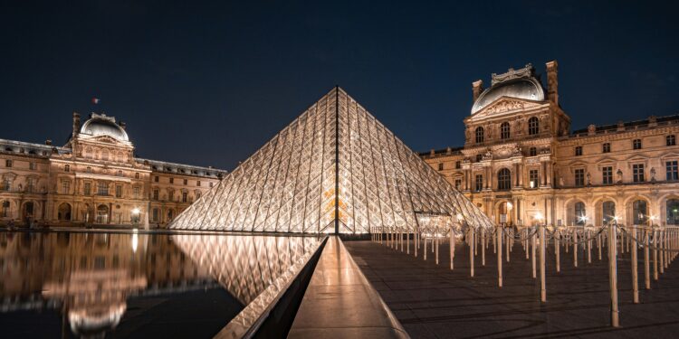 Is the Louvre Falling Apart? New Crisis Plagues the Famous Museum