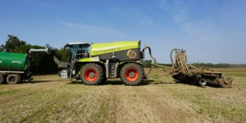 French Farmers Dump Manure on EU Trade Deal