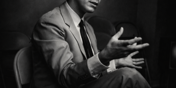 Wintour, Hurley Lead Star-Studded Mourners in Tearful Goodbye to Valentino