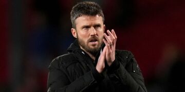 Manchester United beat Tottenham to extend Carrick's winning run