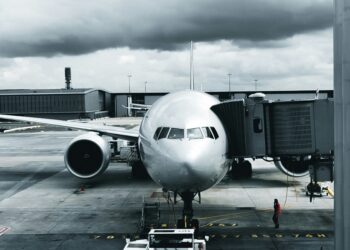 Airlines Begin Limited Operations to Middle East Amid Safety Assessments