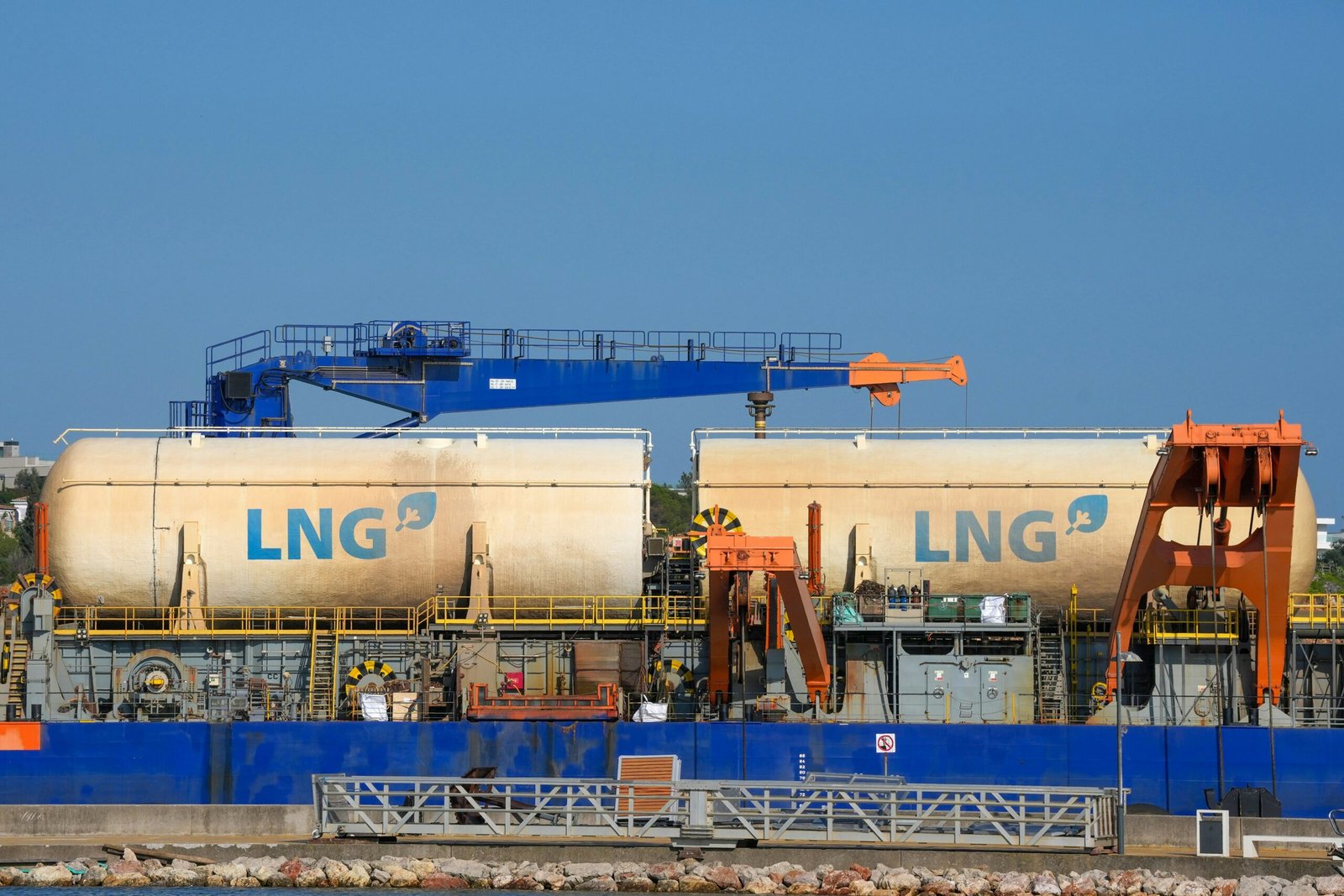 Canada Moves To Expand LNG Pipeline In Bid To Reduce US Dependence