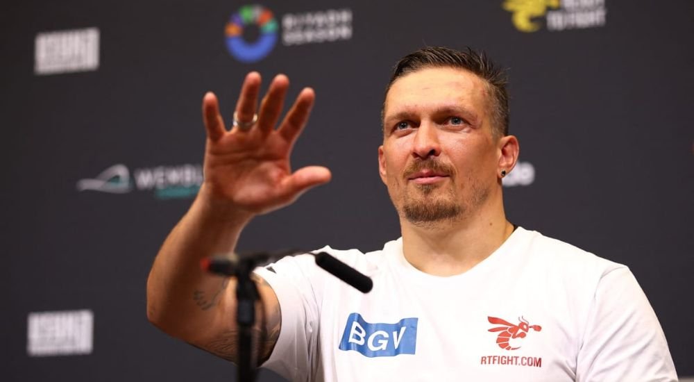 Usyk Keeps World Titles After Contentious Stoppage Over Verhoeven