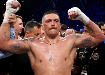 Usyk Keeps World Titles After Contentious Stoppage Over Verhoeven