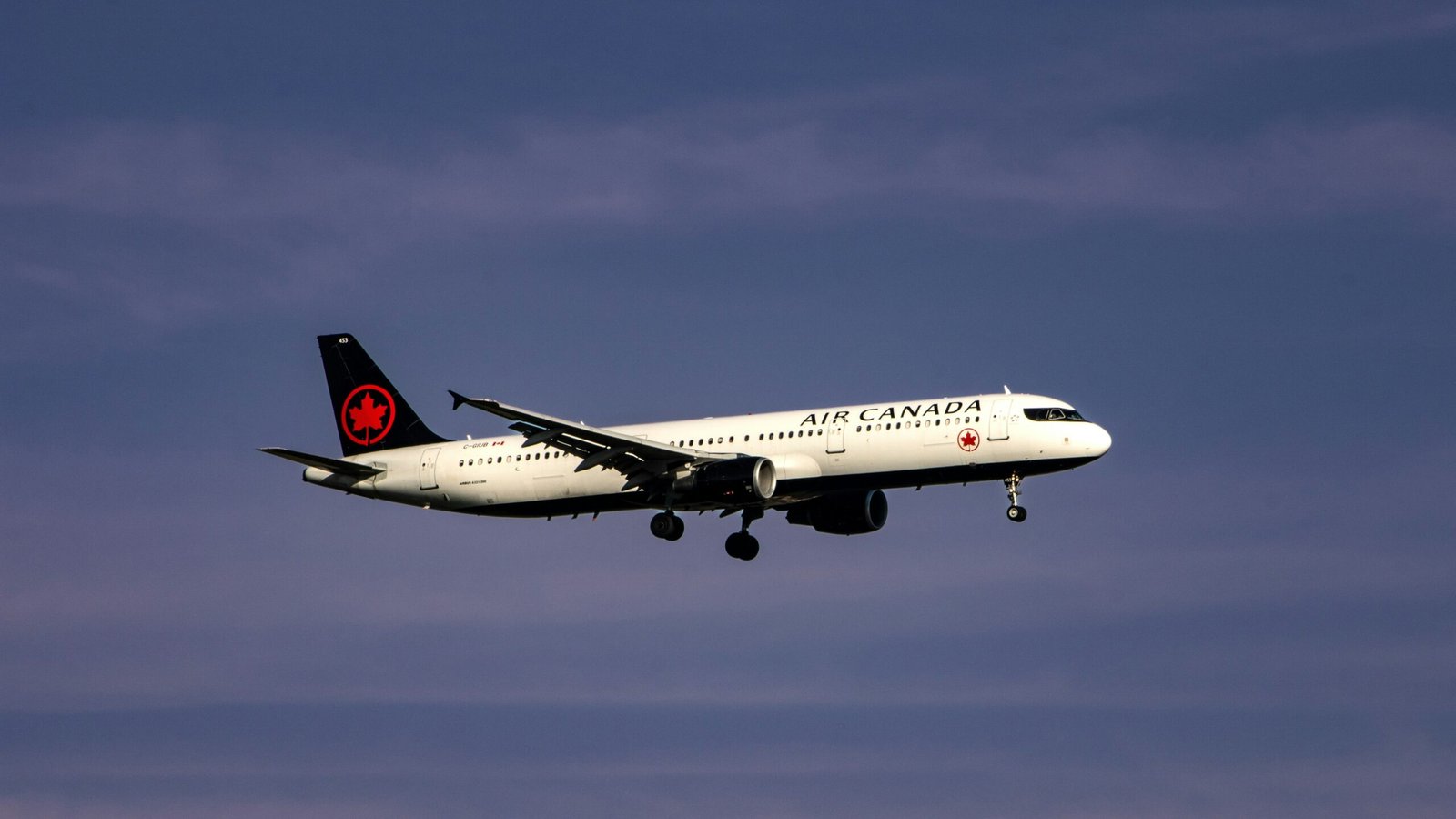 Ex-Air Canada Pilot Charged for Allegedly Flying 17 Years With Fake Licence