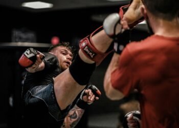 Max Holloway Drains the Conor McGregor Comeback Early with a Knee Injury on UFC 329