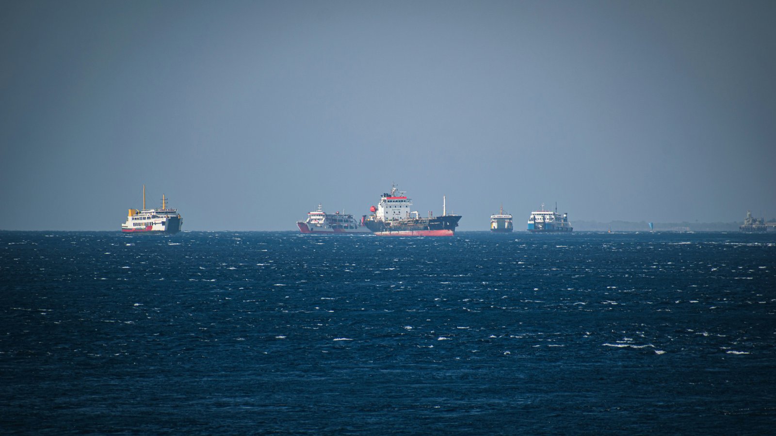 Europe Explores Navigation Fee Plan for Strait of Hormuz Shipping