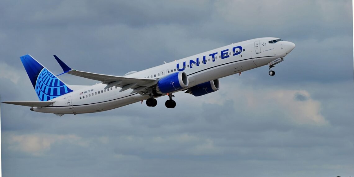 United Airlines Replaces Middle Seat With Shared Table On New Aircraft