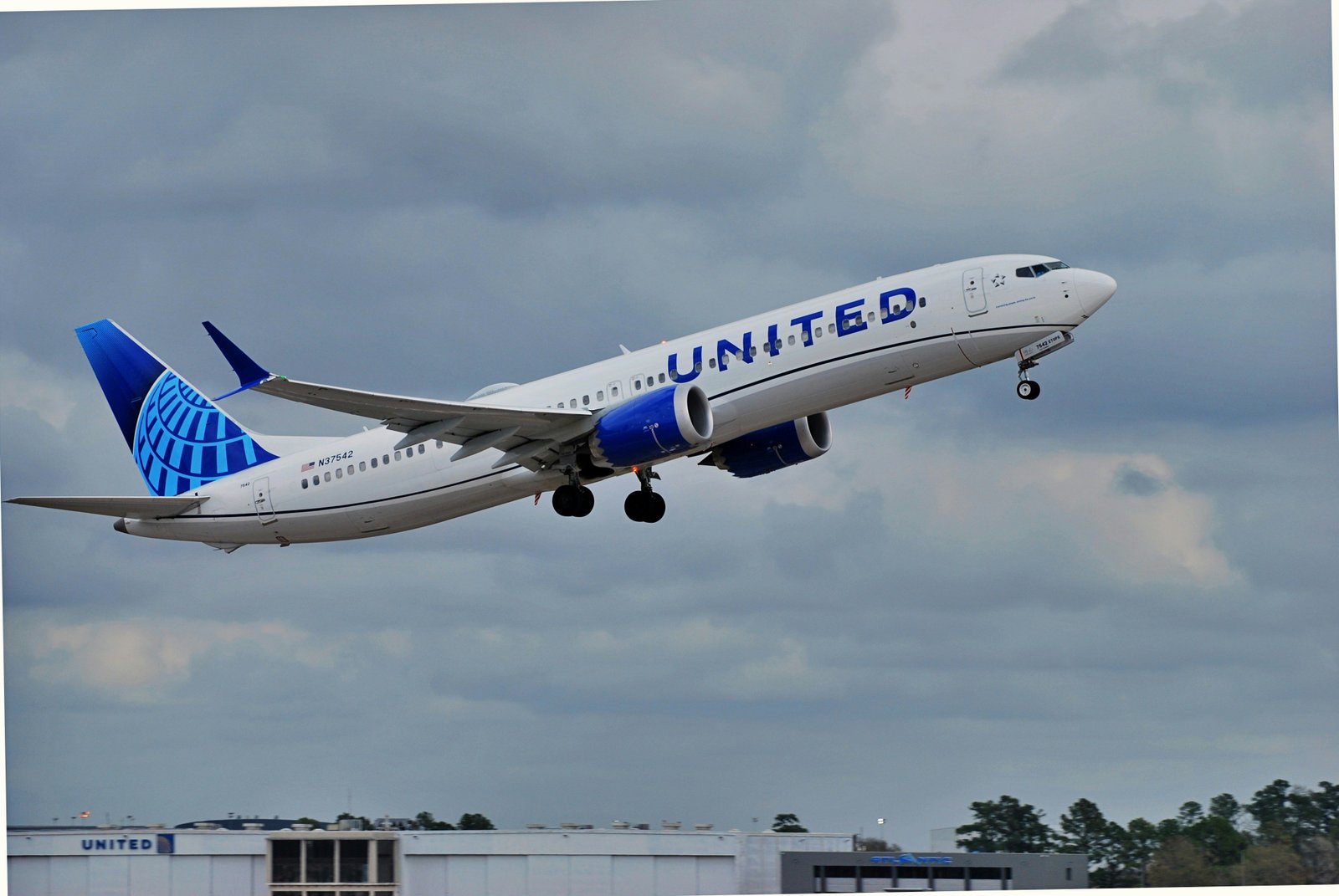 United Airlines Replaces Middle Seat With Shared Table On New Aircraft