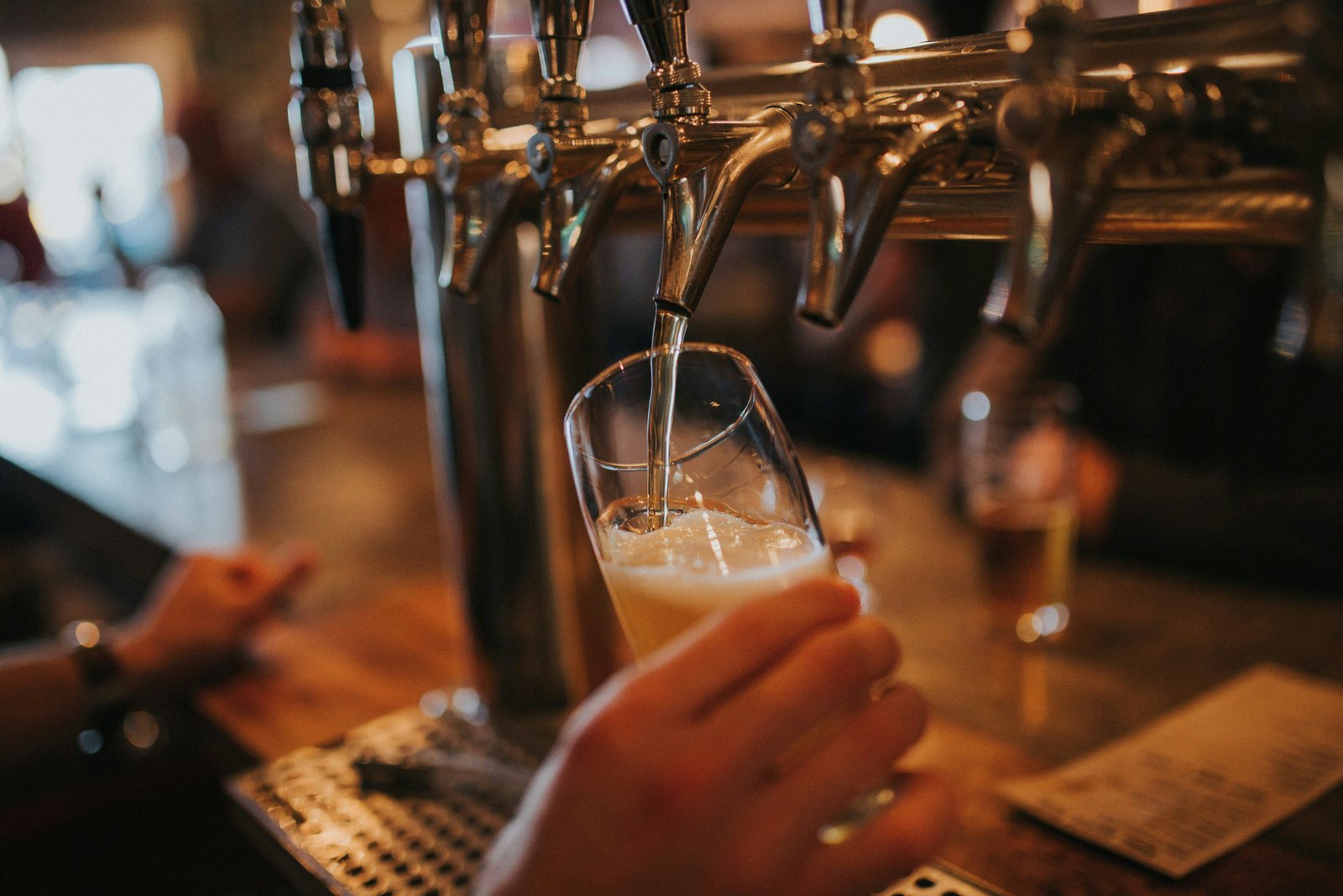 UK Pubs Get Go-Ahead for Biometric Age Checks in Digital ID Shift