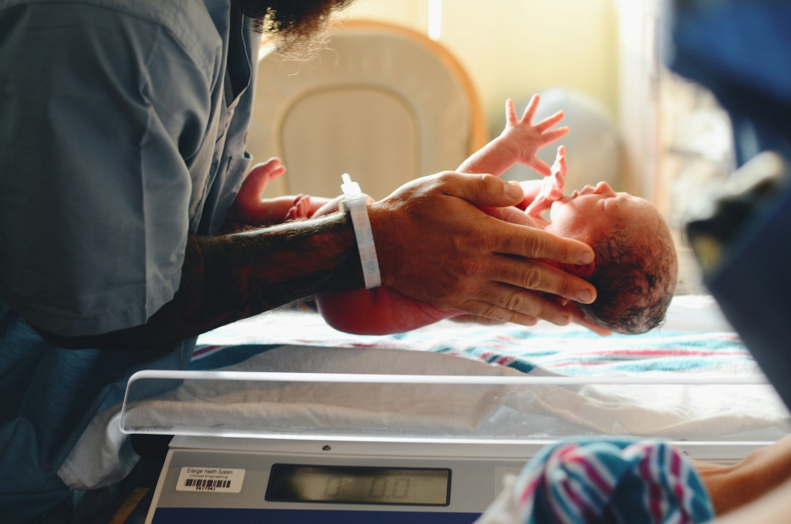 Bipartisan US Lawmakers Push Paid Leave, Newborn Tax Credit For Families