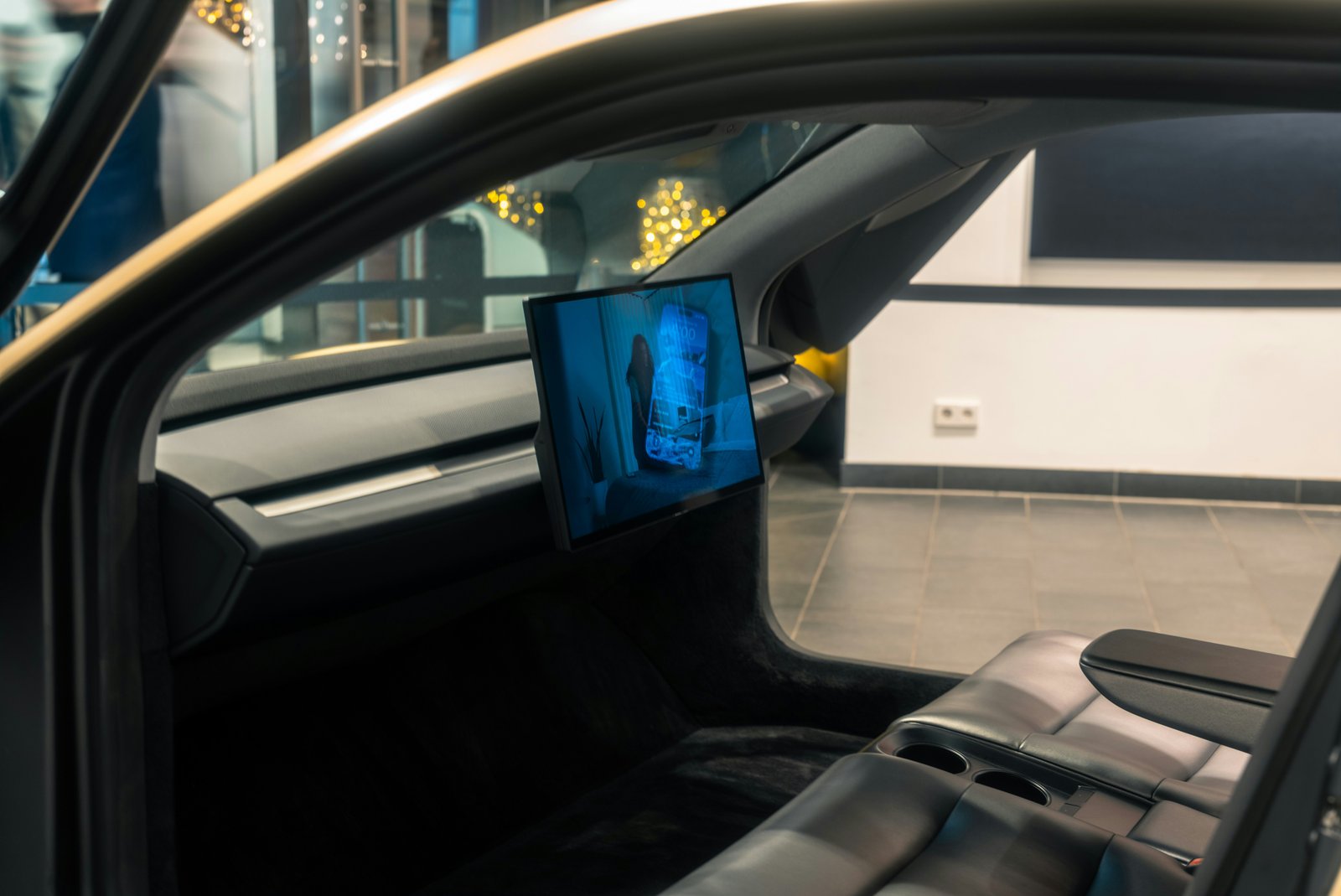 Tesla Cybercab Launch Fizzles in Austin, Waymo Still Robotaxi Leader