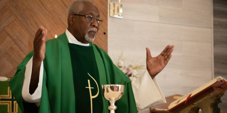 78-Year-Old Priest Carried Out of US Detention Centre After Judge Orders Release