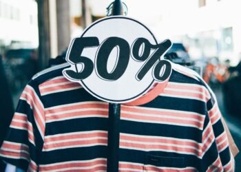 Americans Buying Less but Spending More This Holiday Season